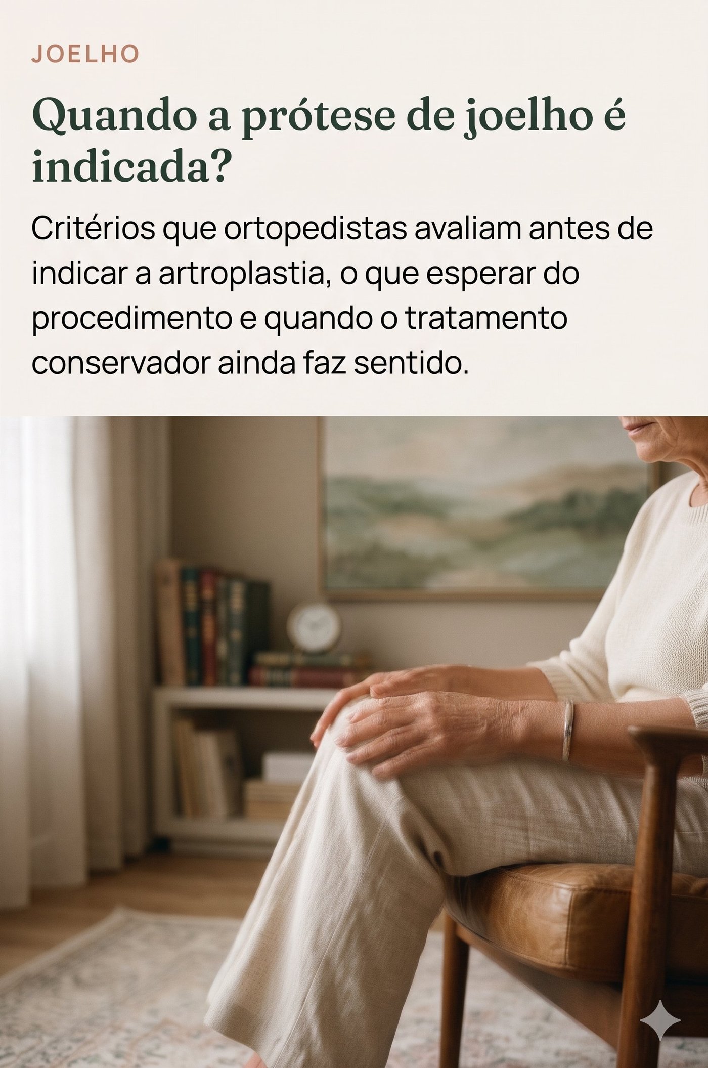 Paciente idosa sentada na poltrona com a mão sobre o joelho dolorido